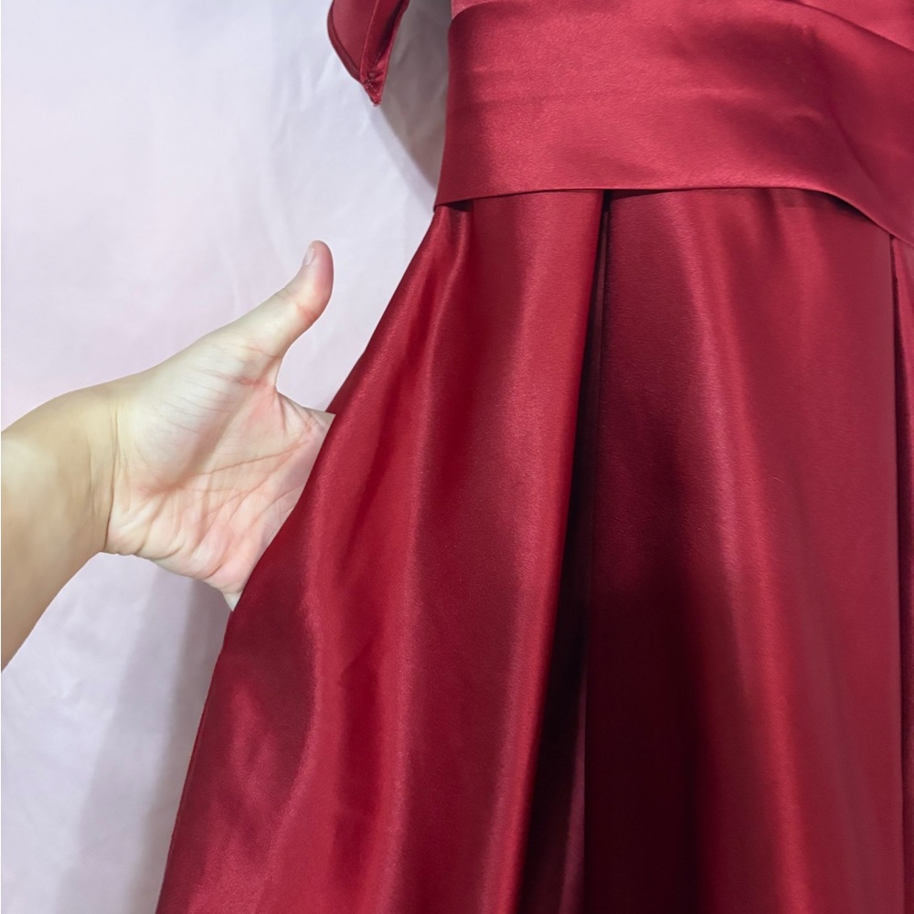 Chic Red One-Shoulder Dress - Picture 4 of 4